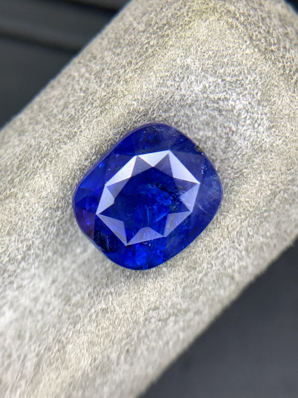 4.57 carat natural royal blue Ceylon sapphire from Sri Lanka