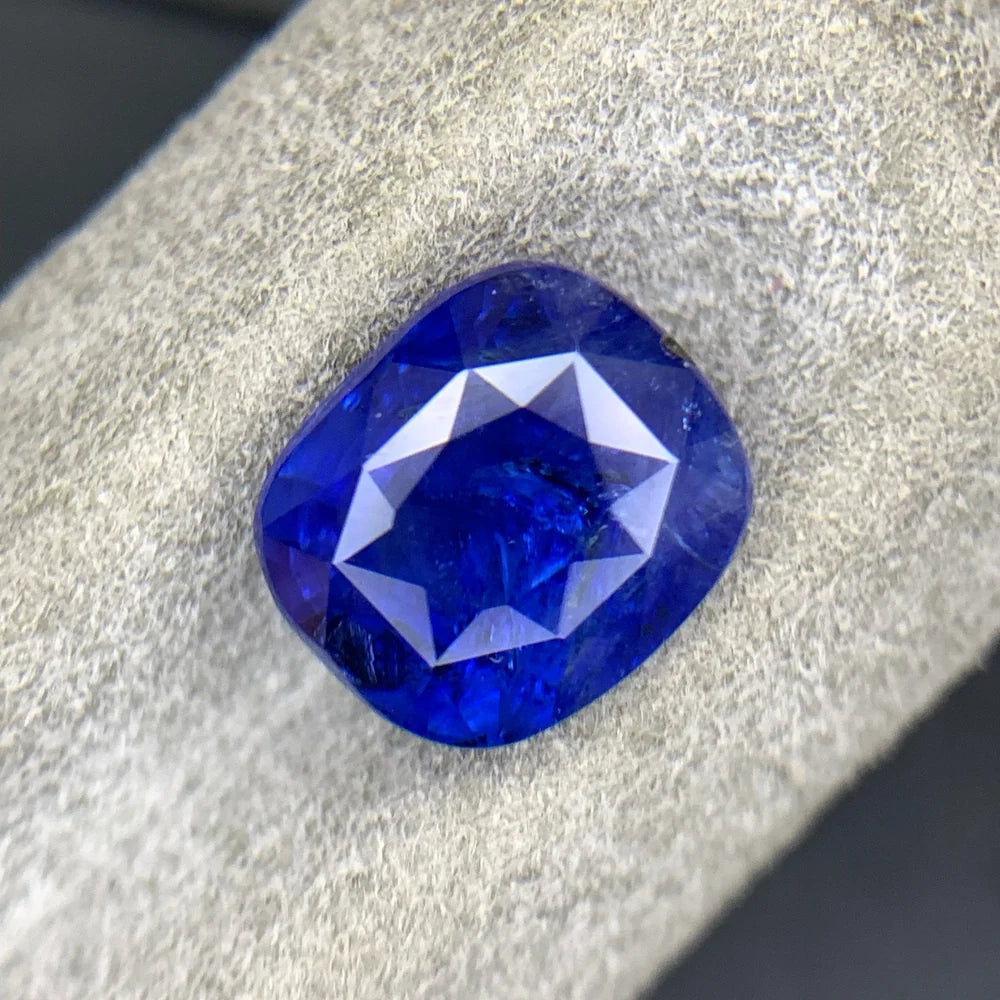 Natural 4.57 Ct Sri Lankan blue sapphire loose gemstone