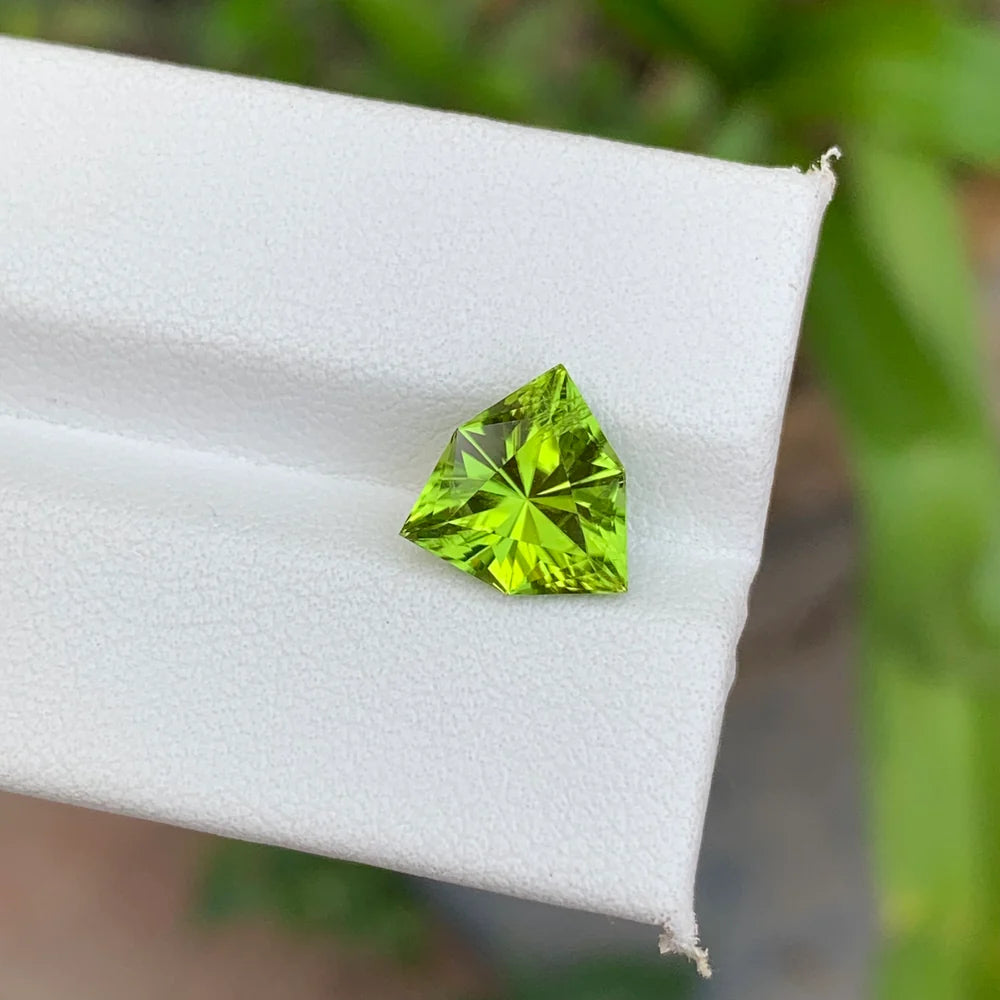Shop this 3.10 ct bright green peridot from Pakistan, featuring a trillion cut. 