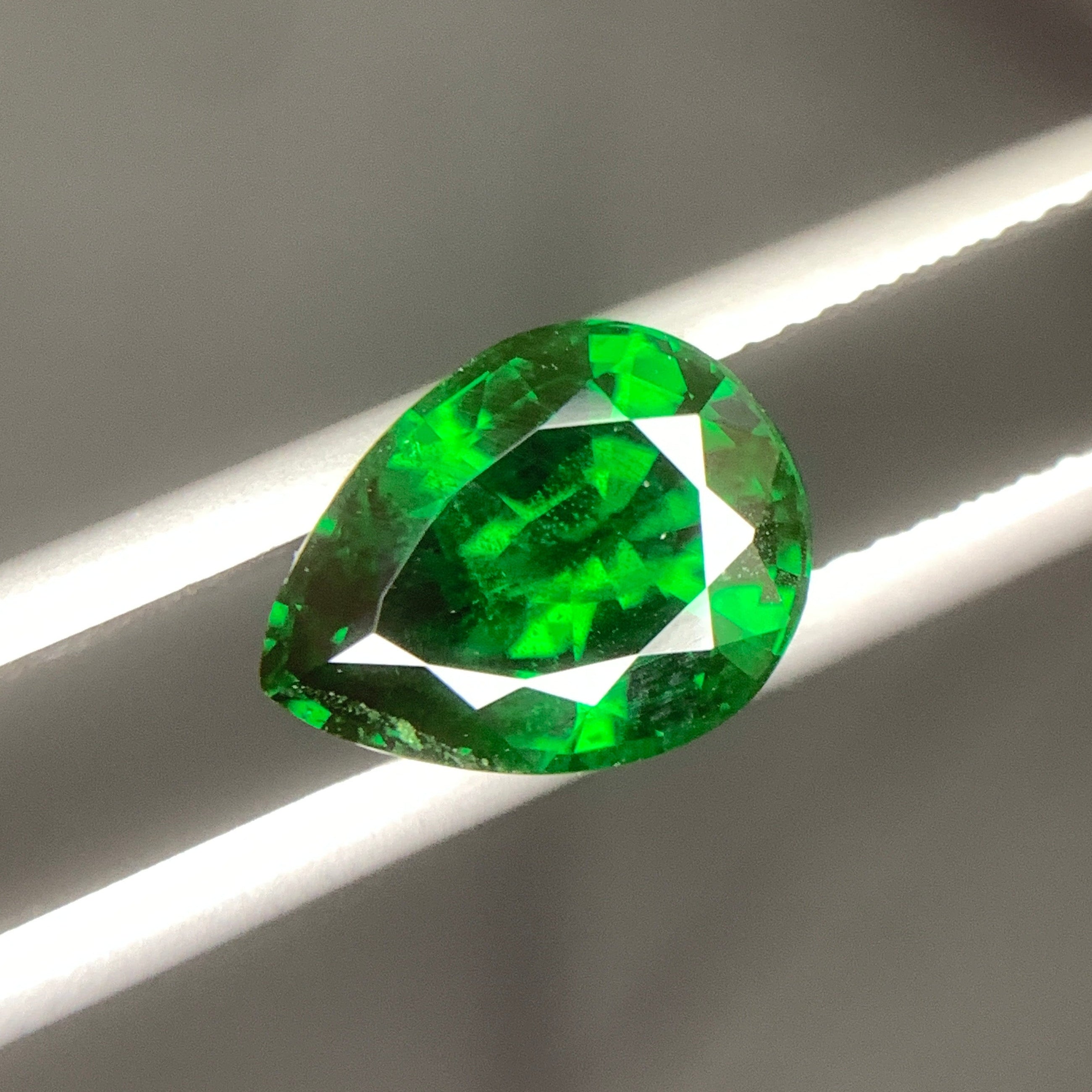 vivid green tsavorite garnet for jewelry